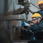 engenheiros industriais inspecionam e realizam manutenção - VLT