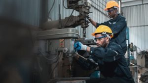 engenheiros industriais inspecionam e realizam manutenção - VLT